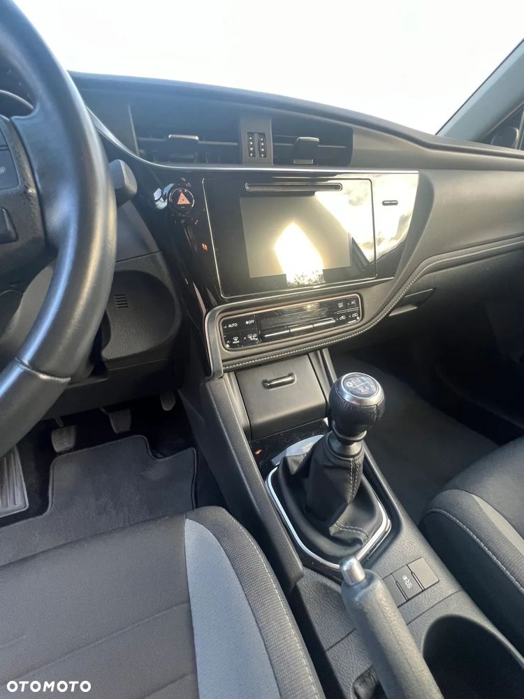 Toyota Auris 1.6 Premium - 11