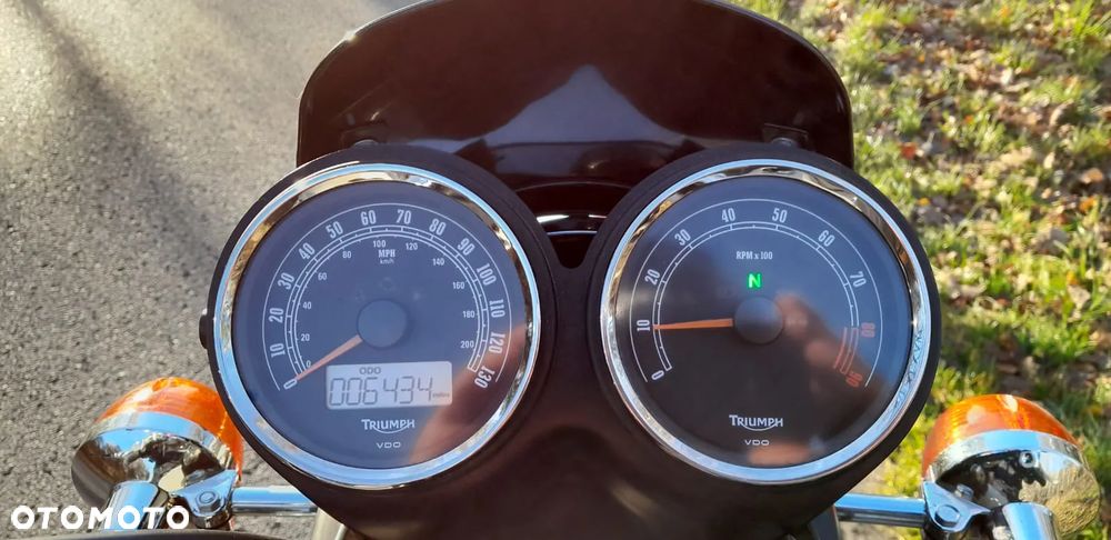 Triumph Bonneville - 10