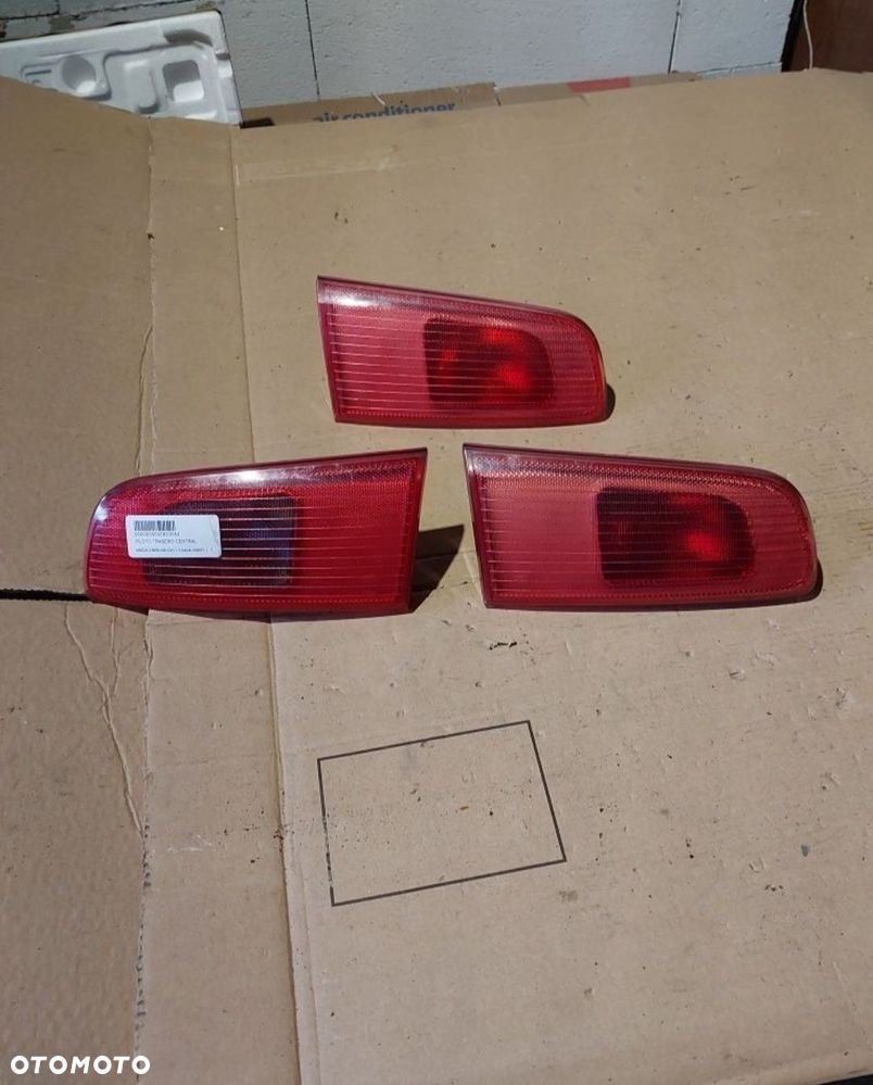Mazda 2 DY tylna lampa tył w klapę bagażnika prawa lewa