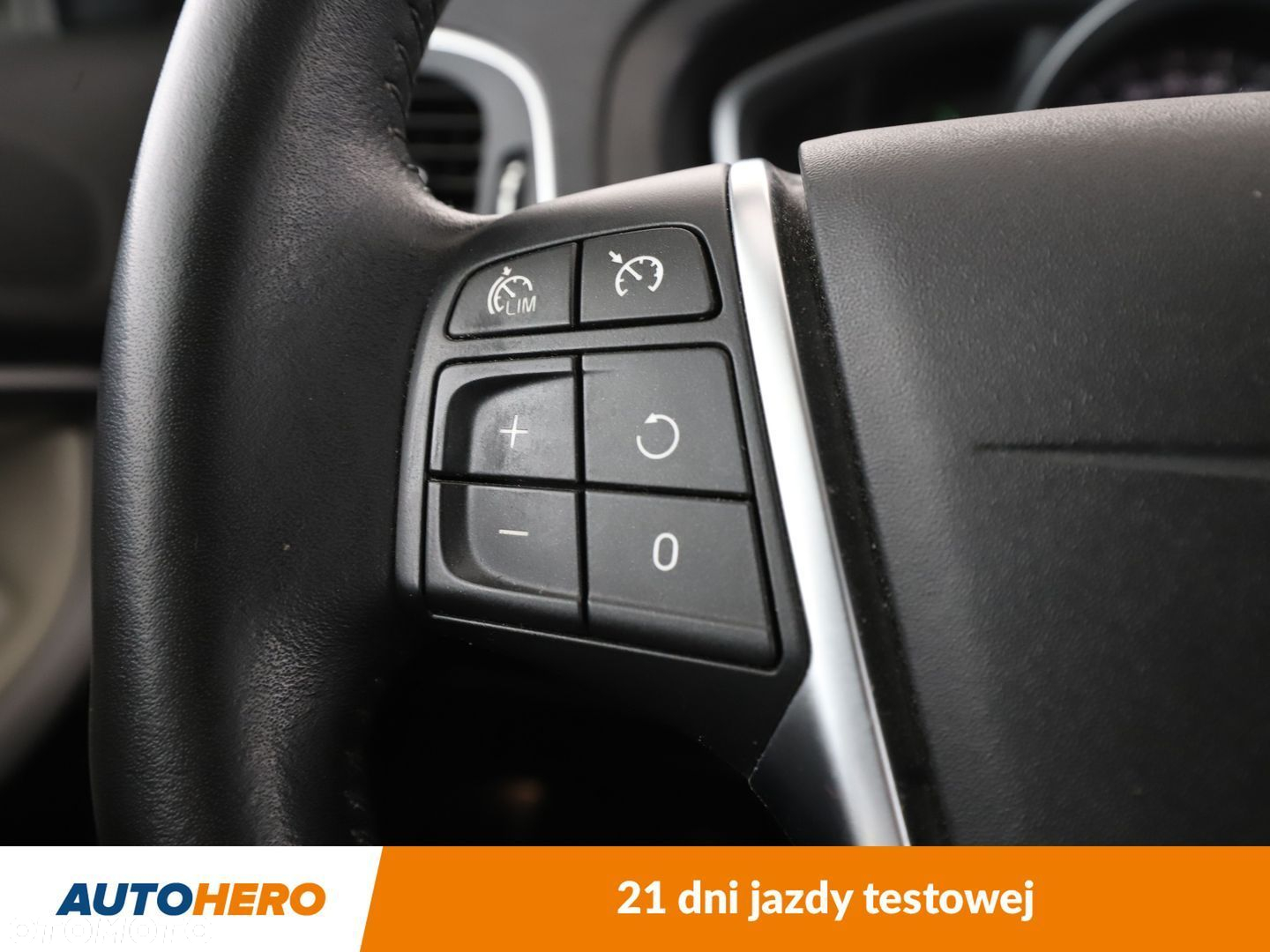 Volvo V40 Cross Country - 28