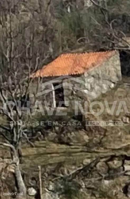 Terreno Rústico com Moradias para Recuperar - Grande imagem: 2/9