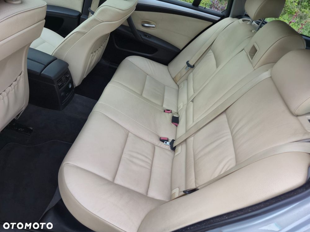 BMW Seria 5 525d xDrive - 13