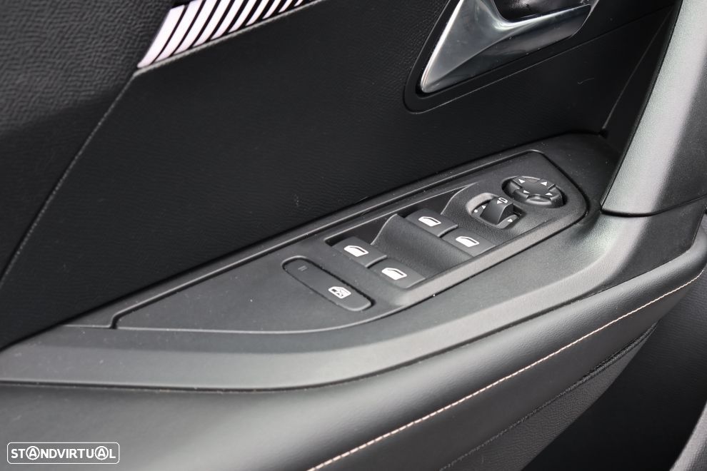 Peugeot 2008 1.2 Hybrid Allure e-DCS6 - 17