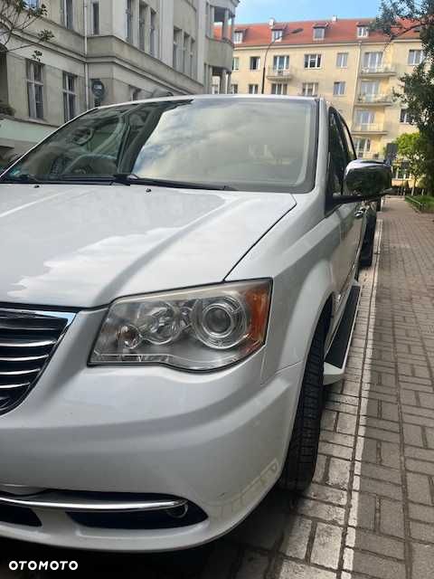 Chrysler Town & Country - 2