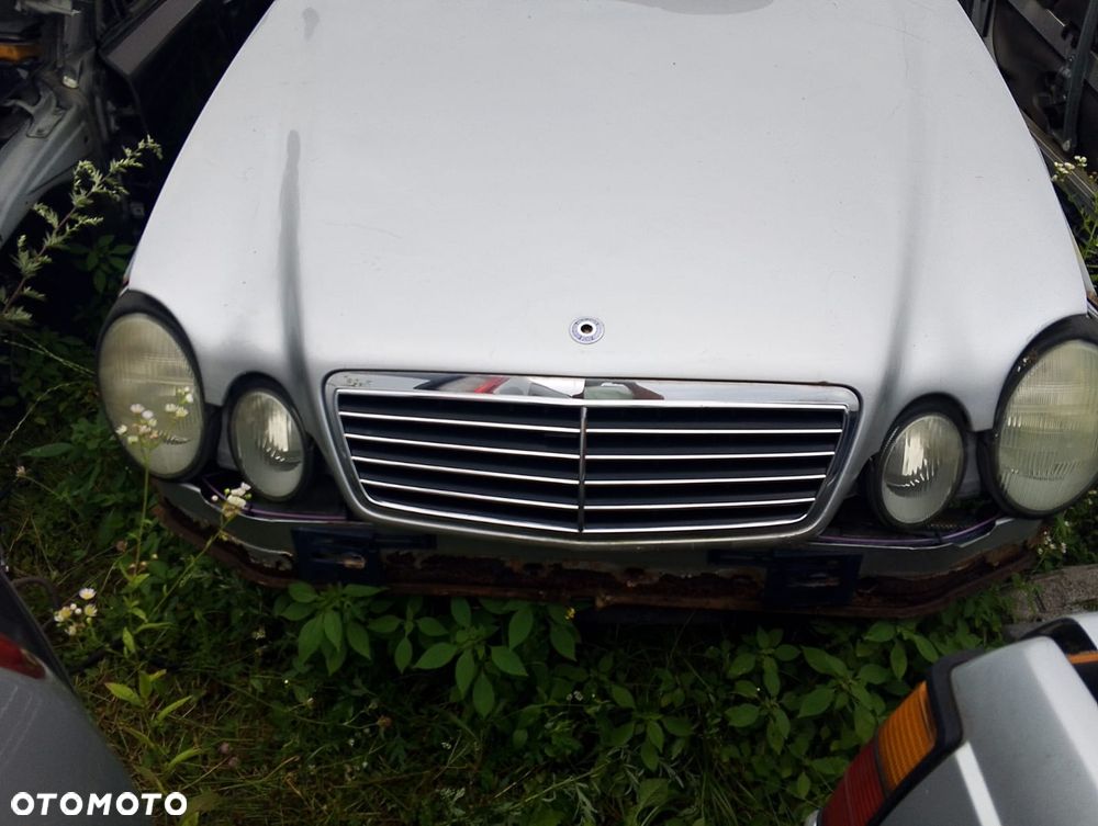 Mercedes CLK C208 (97-99r.) 2.0B 136KM. Silnik 111945 Skrzynia 717417 lakier 744. Cały na części GWARANCJA !!!  Przód Tył Zestaw Komplet Drzwi Klapa Zderzak Błotnik Maska Grill Atrapa Szyba Pas Lampa Lusterko Boczki Fotel Kanapa Kokpit Deska Rozdzielcza Przełącznik Włącznik Sterownik Przewody Wiązka Instalacja Moduł Komputer Czujnik Listwa Pompa Alternator Wtryski Głowica Rozrusznik Kompresor Sprzęgło Dwumas Silnik Skrzynia ABS Klimatyzacji Paliwa Wspomagania Kolektor Turbina Przepustnica Zawór Chłodnica Koło Hak Belka Sanki Zawieszenie Mcpherson Półoś Amortyzator Wydech Tłumik Zacisk Most - 2