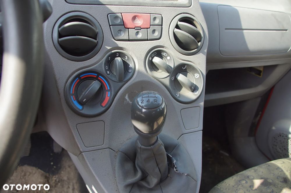 Auto na części - Fiat Panda II 1.1 54 KM 187A1000 C514 2004R Silnik Skrzynia Drzwi Szyba Lusterko Błotnik Maska Klapa Deska Kokpit Sterownik Moduł Czujnik Licznik Kierownica - 14