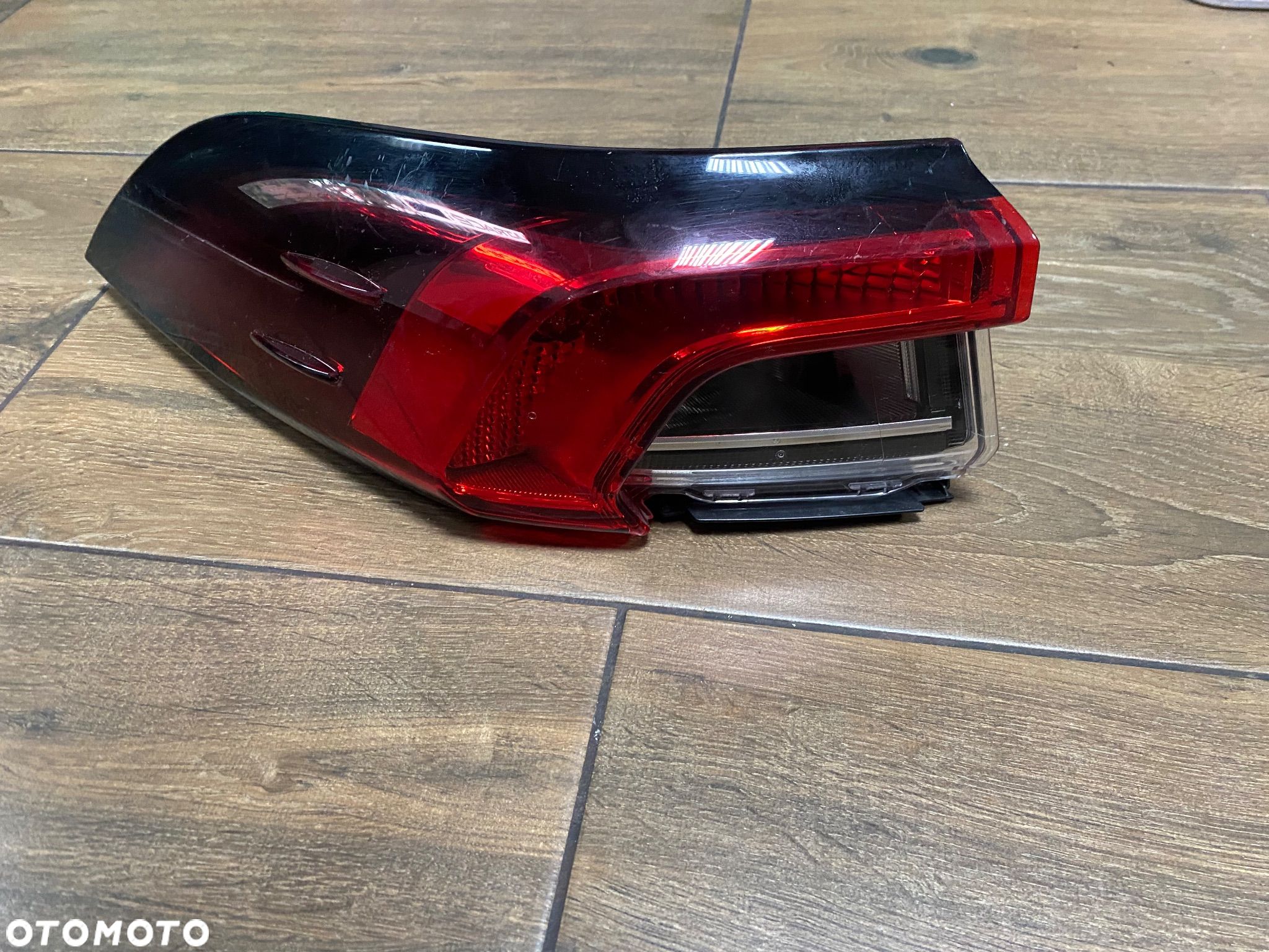 LAMPA TYŁ COROLLA E21 SEDAN 81560-02D11-0 LEWA ORG - 1