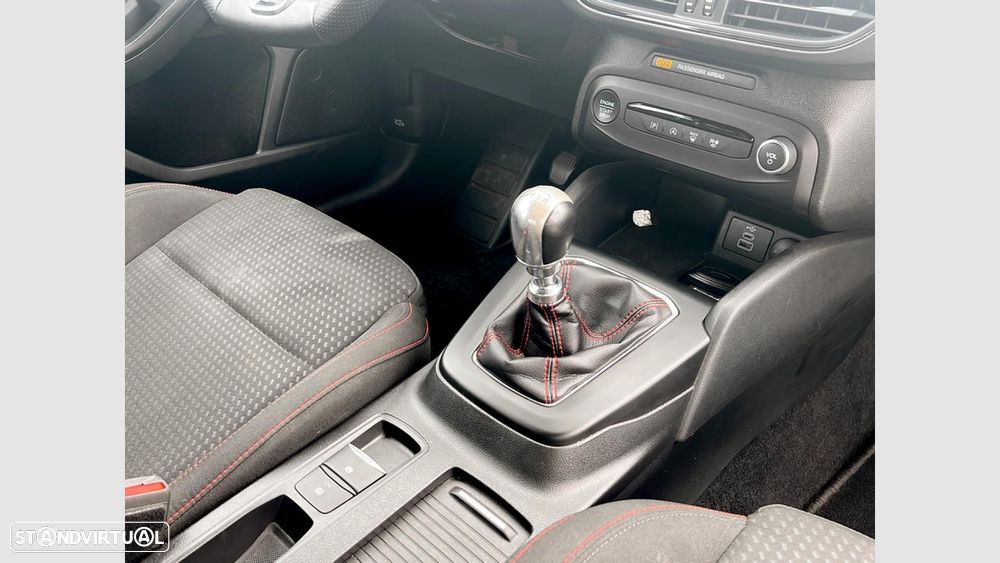 Ford Focus 1.0 EcoBoost MHEV ST-Line - 22