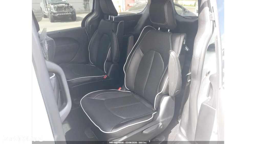 Chrysler Pacifica - 18