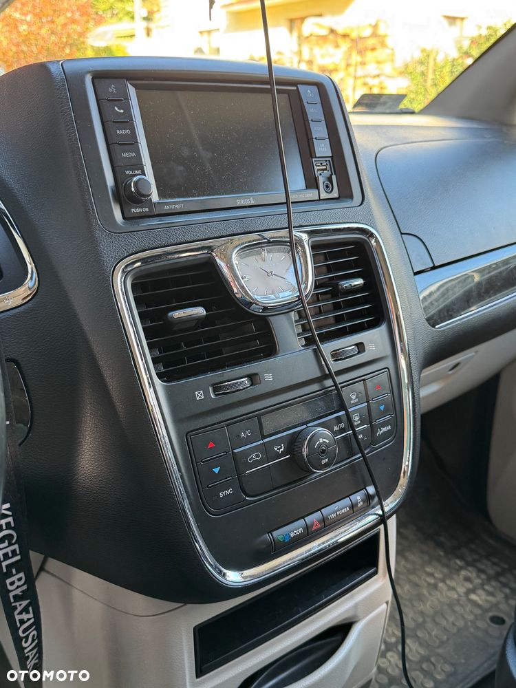 Chrysler Town & Country - 27