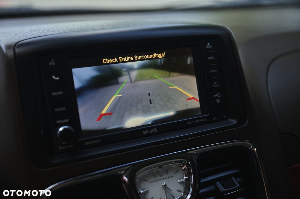 Chrysler Town & Country - 38