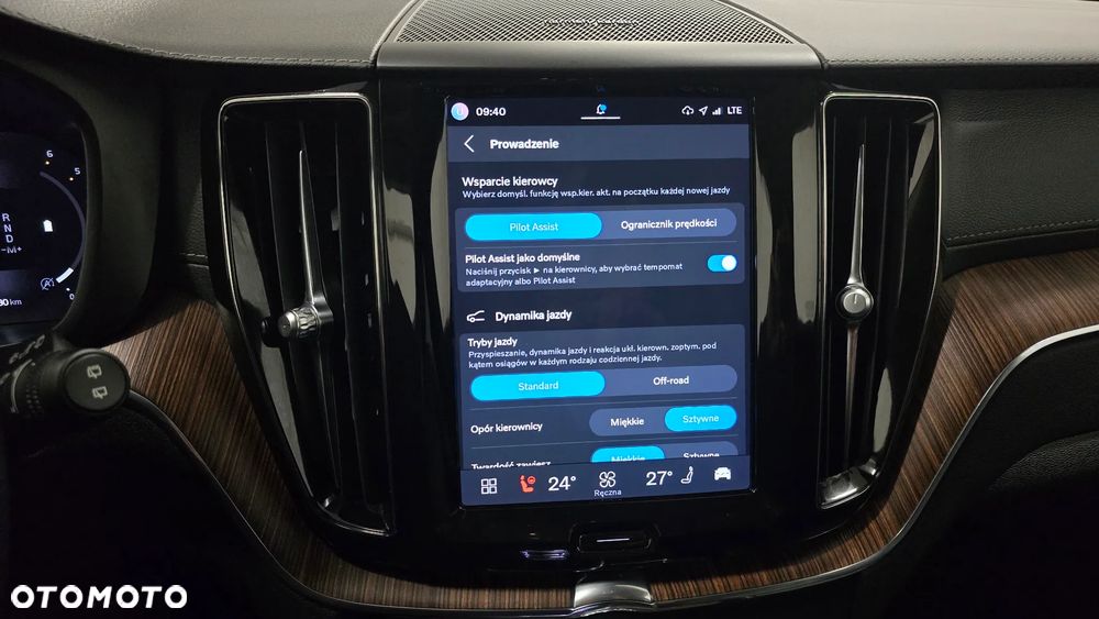 Volvo XC 60 B4 D AWD Plus Dark - 24