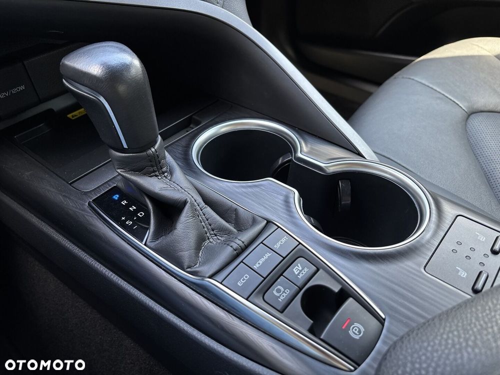 Toyota Camry 2.5 Hybrid Executive CVT - 32