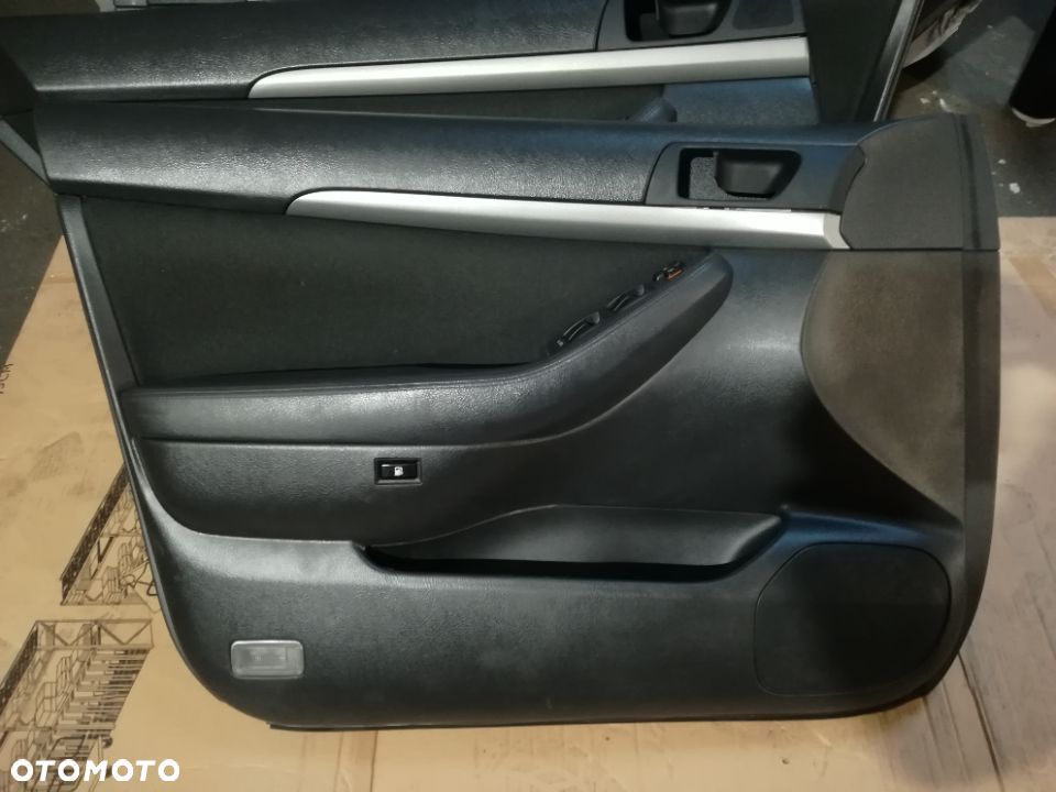 Boczki Toyota Avensis T 25 lift kombi - 2