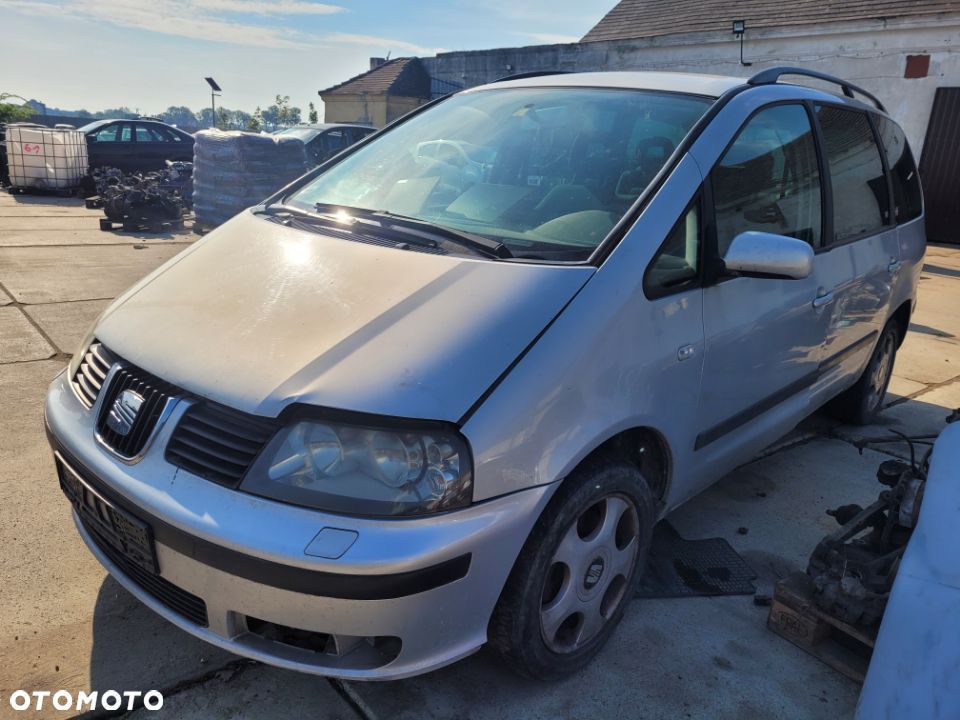 Błotnik lewy przedni Seat Alhambra Lift 1,9 TDI 2002r LB7Z - 1