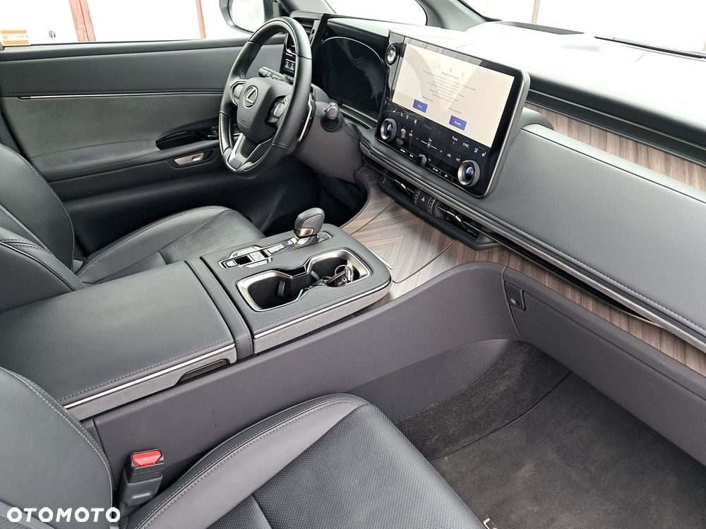 Lexus LM - 9