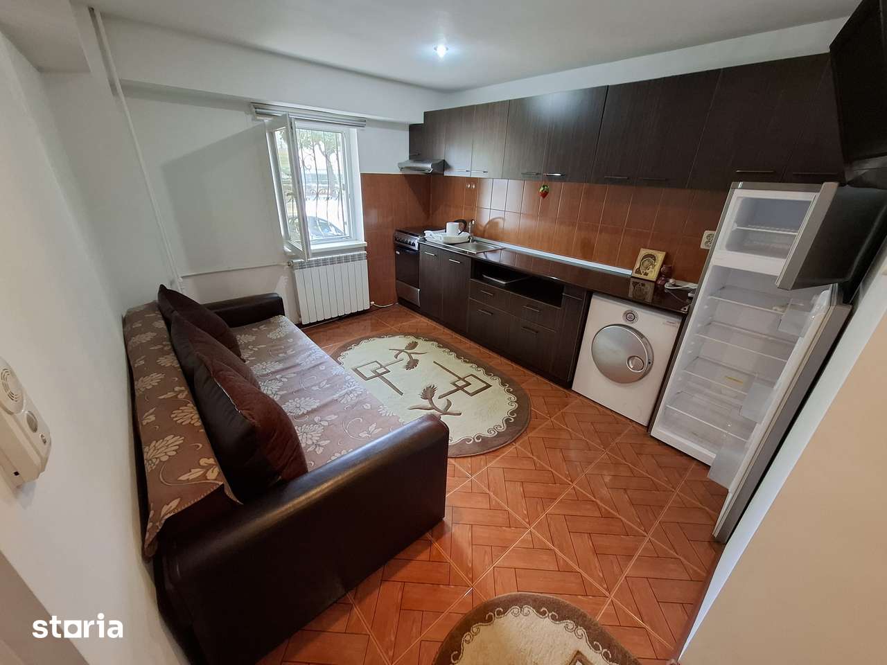 Apartament cu o cameră 40mp parter cu balcon zona Bratianu Scoala nr — fotografia 3