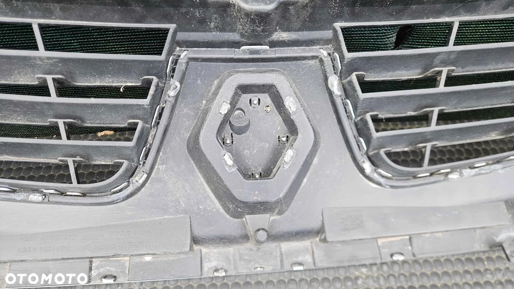 Atrapka 623100251R 93856152 Atrapa Gril Osłona Chłodnicy Kratki Emblemat Znaczek Renault Trafic II 2 Lift - 37
