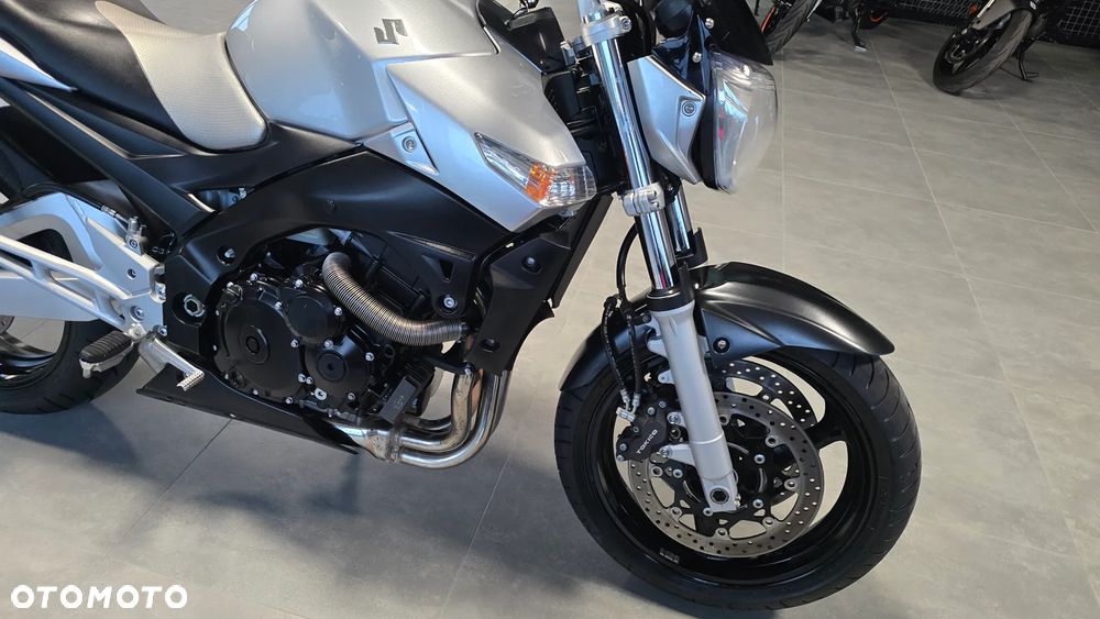 Suzuki GSR - 18