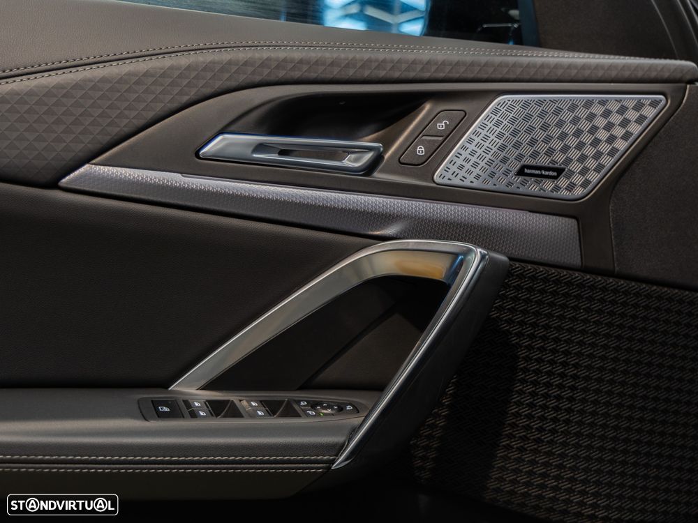 BMW iX2 eDrive20 Pack Desportivo M - 15