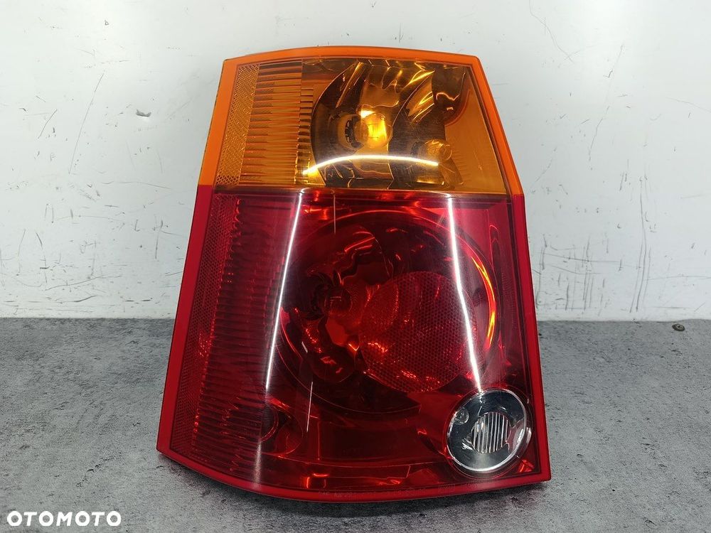 LAMPA TYLNA LEWA CHRYSLER PACIFICA I - 1