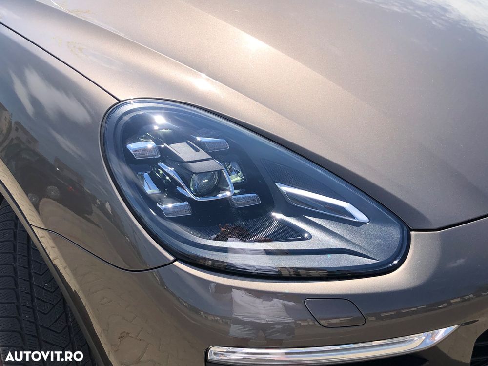 Porsche Cayenne 3.0 L V6 - 8