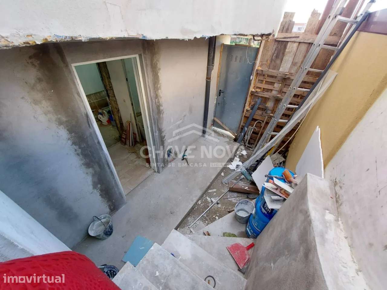 Sete T0s novos para venda em frente á estação do comboio de Valadares - Grande imagem: 5/24