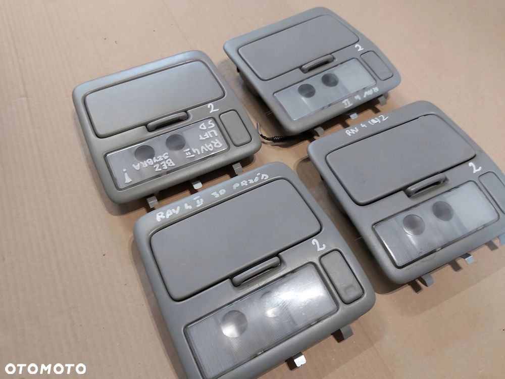 Toyota Rav4 II lampka podsufitki schowek panel - 2