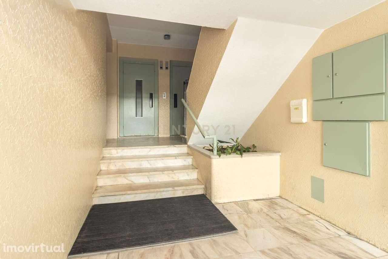 Apartamento T2 de 98m2 com Excelentes Áreas e 2 WC, no Centro Caparica - Grande imagem: 2/36