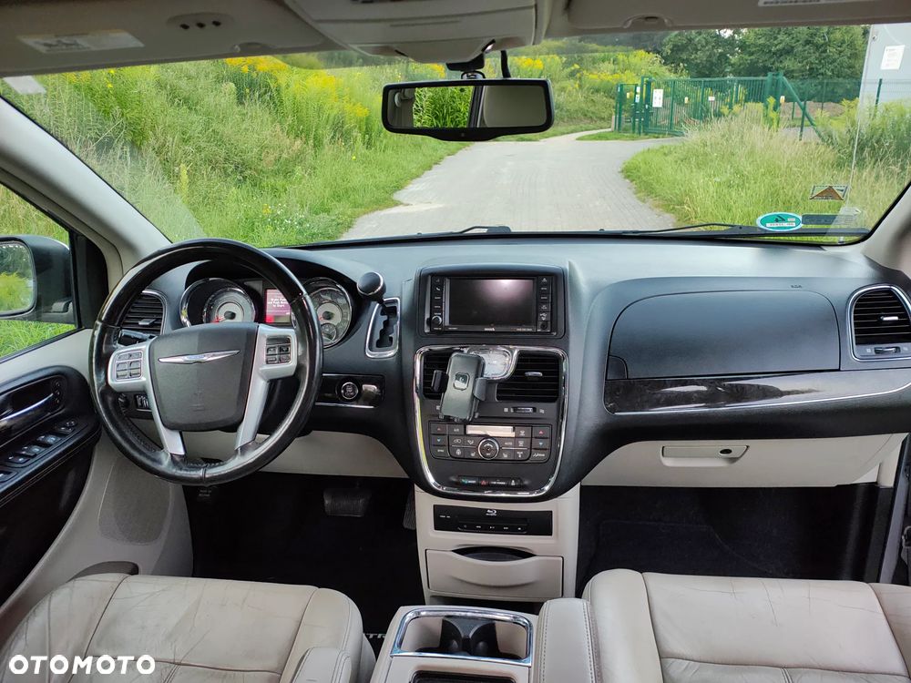 Chrysler Town & Country 3.6 Limited - 26