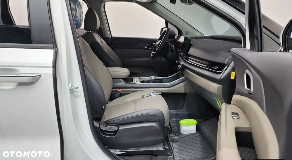 Kia Carnival - 12
