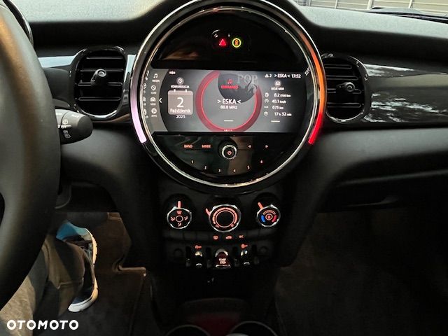 MINI Cooper Essential Trim - 10