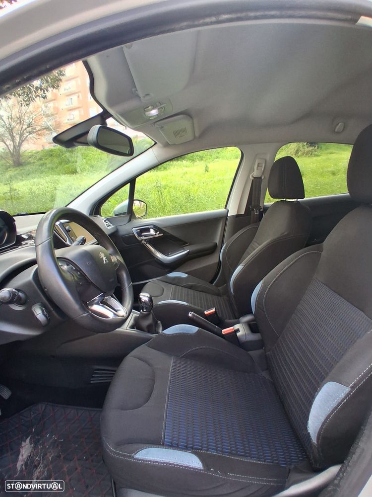 Peugeot 208 - 13