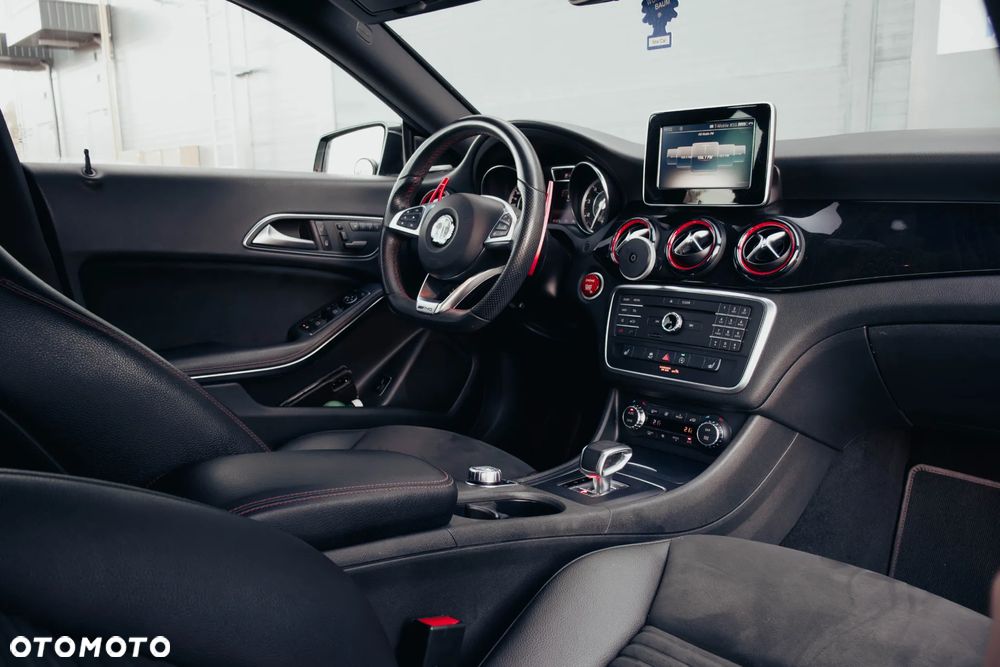 Mercedes-Benz CLA 45 AMG 4Matic 7G-DCT - 34
