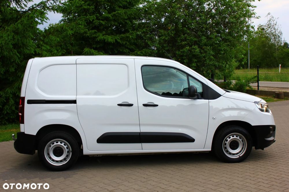 Toyota PROACE CITY BLASZAK 2 OSOBOWY 1.2 D-4T BENZYNA 110KM PEWNE AUTO FV23% - 20