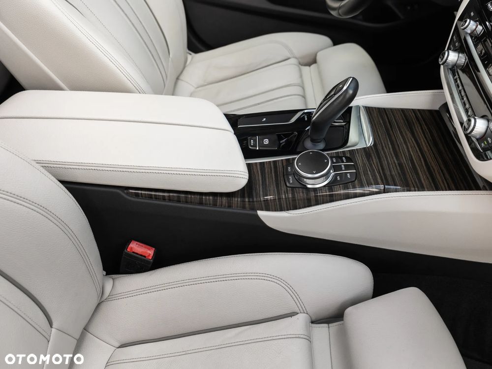 BMW Seria 5 M550i xDrive - 32