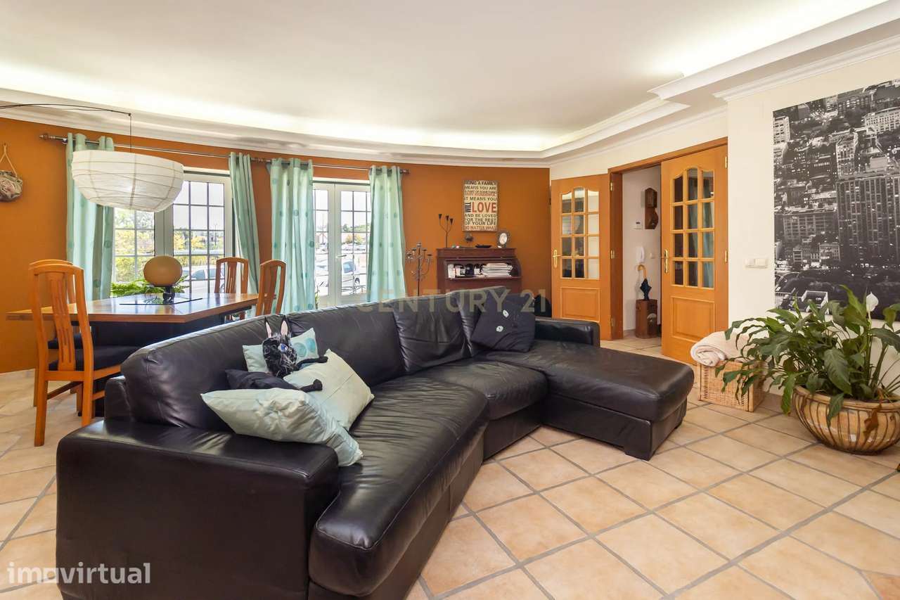 Moradia duplex de 5 assoalhadas com cave em Azeitão - Grande imagem: 4/55
