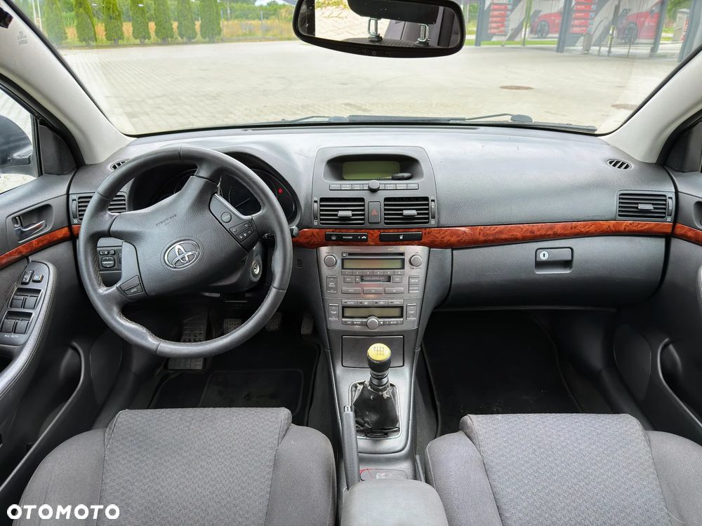 Toyota Avensis ver-2-2-d--4d-sol - 2