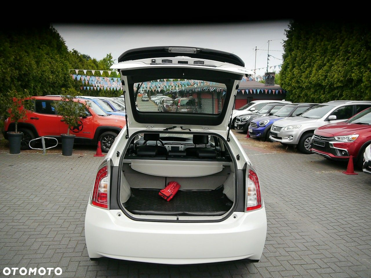 Toyota Prius (Hybrid) Comfort - 13