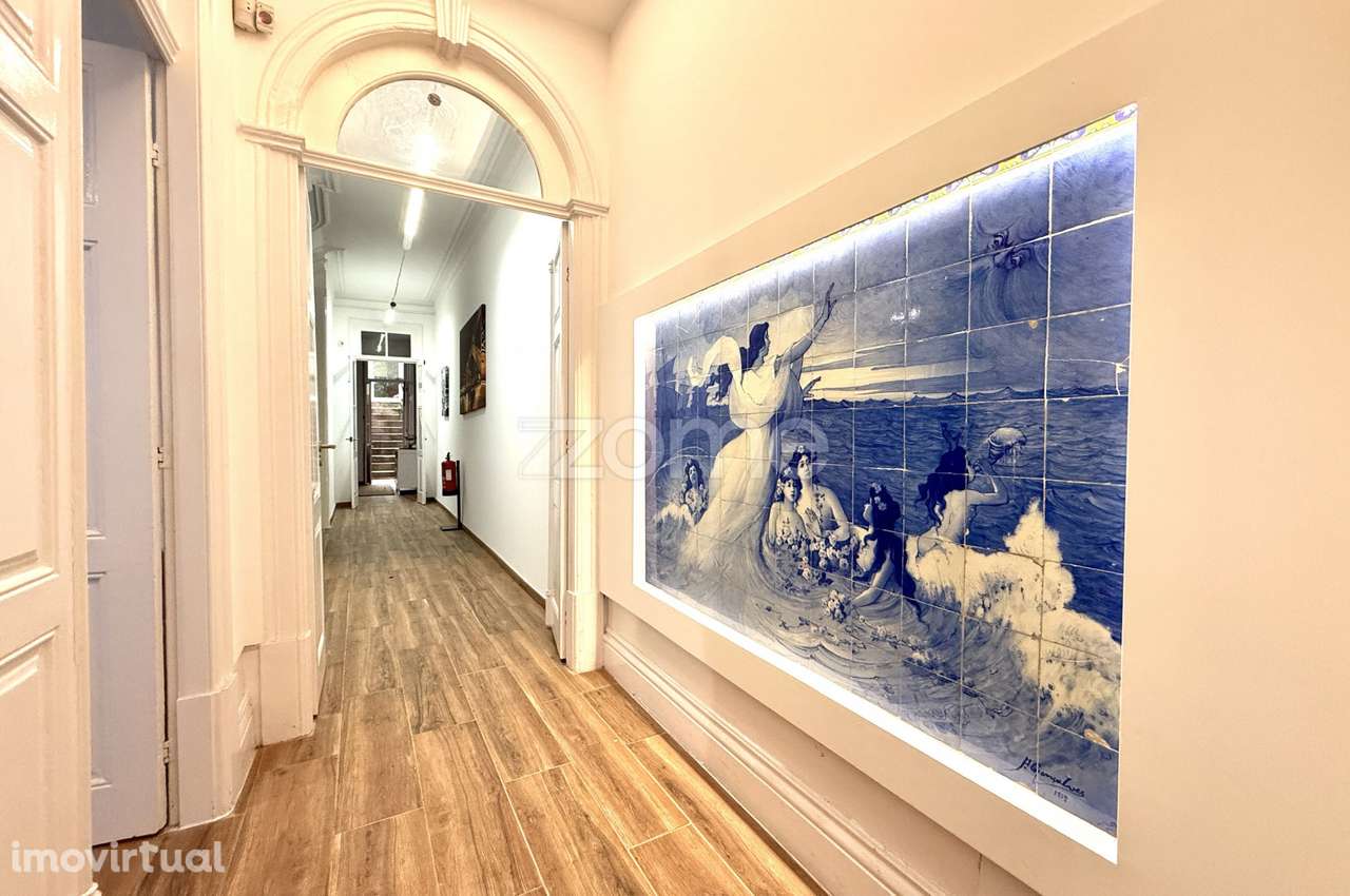 Prédio de 2 pisos com 4 T0s e logradouro, no centro de Gaia - Grande imagem: 3/36