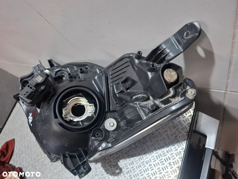 Lampa prawy przód przednia Toyota Yaris III lift 2018 rok - 7