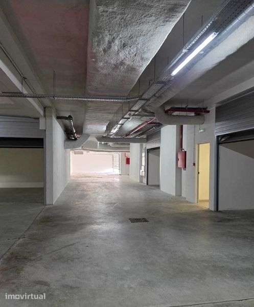 Garagem fechada Brito Capelo - Grande imagem: 5/6