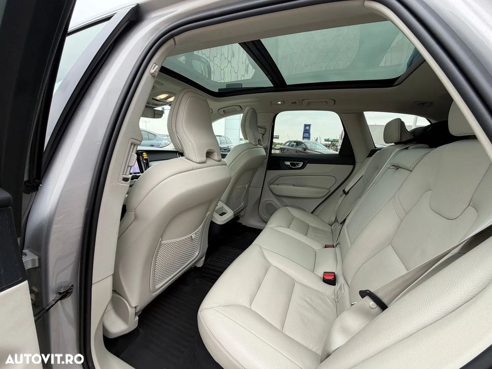 Volvo XC 60 B5 AT AWD MHEV Ultra Dark - 17