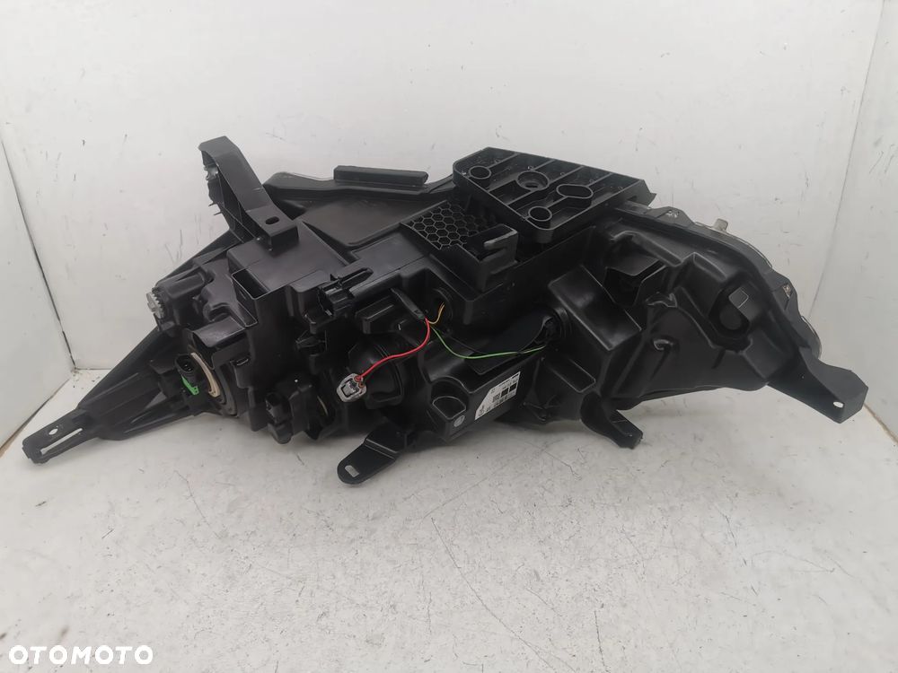 Lampa przednia prawa Nissan Qashqai J11 - 11