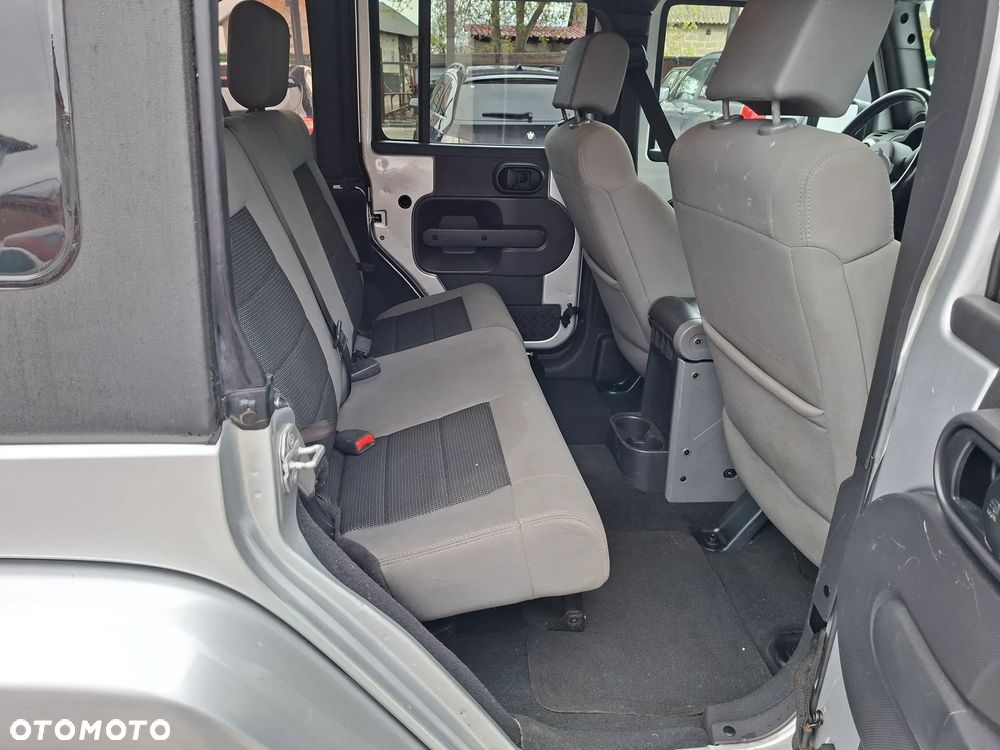 Jeep Wrangler Unlimited 3.8 Sahara - 9