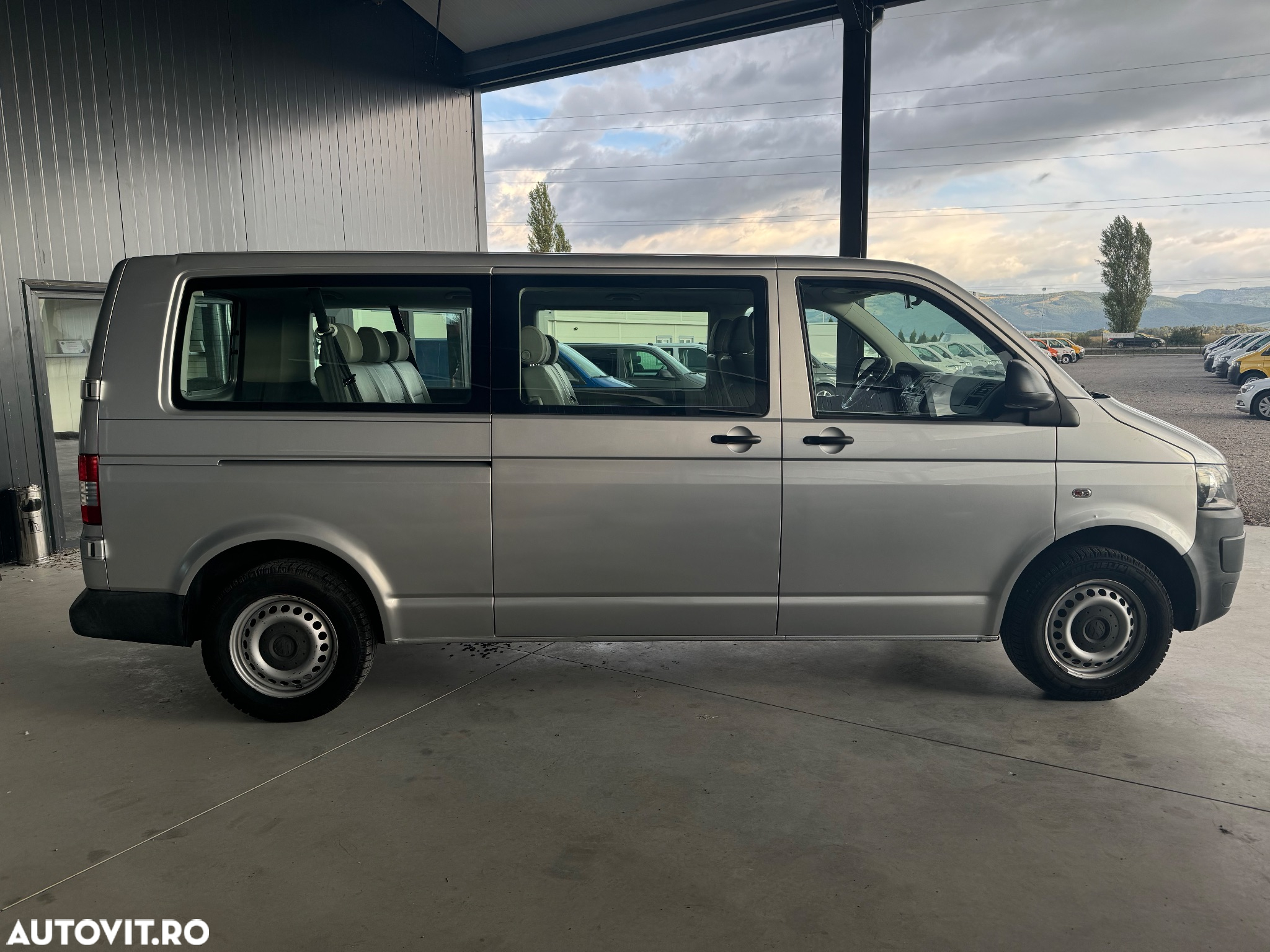 Volkswagen Caravelle - 12