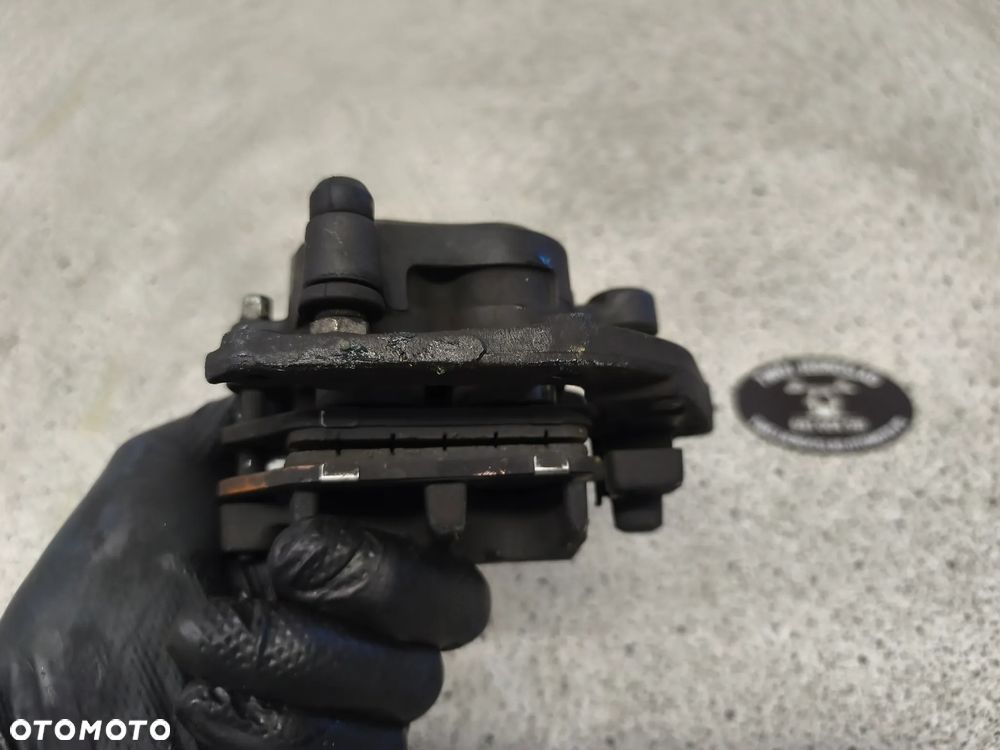 Zaciska hamulcowy przód, przedni prawy Triumph Trident 660 2022 - 4