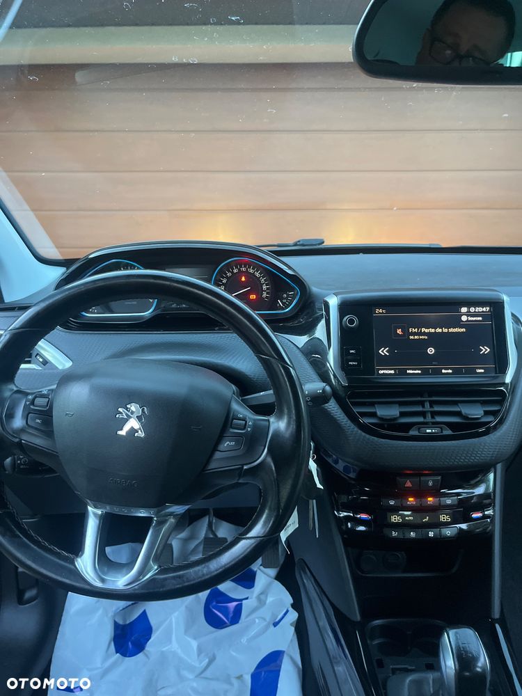 Peugeot 2008 1.2 Pure Tech Signature - 16