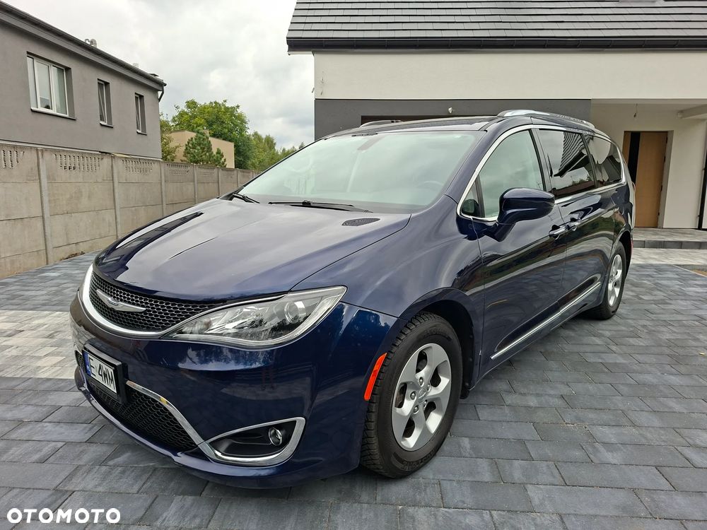 Chrysler Pacifica - 1