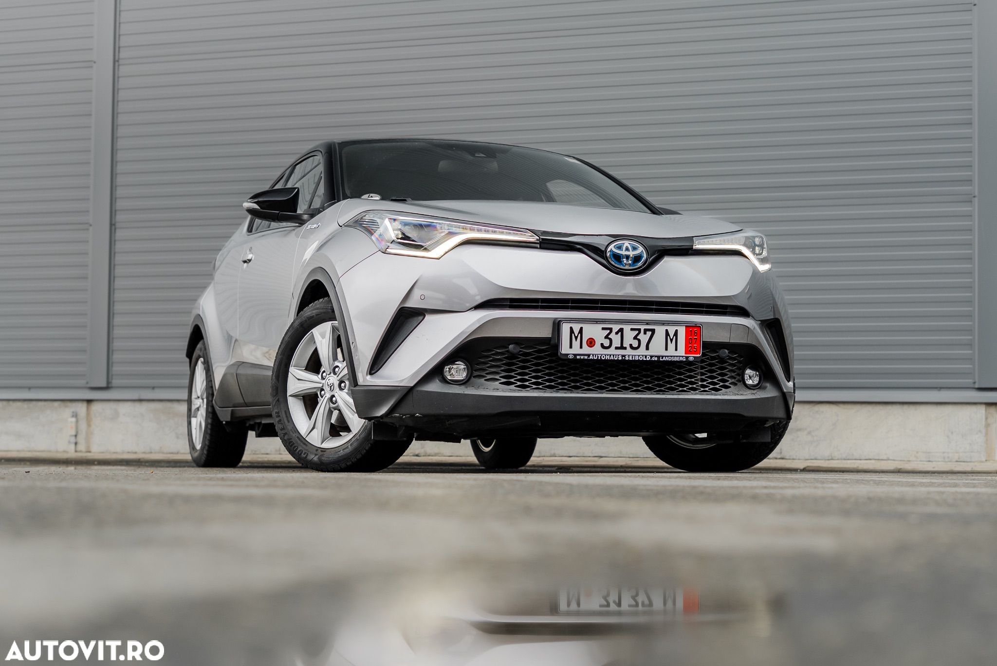 Toyota C-HR Hybrid Lounge - 1